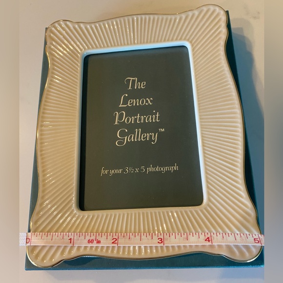 ☀️SOLD☀️Vintage Lenox Meridian Ivory and Genuine Gold 3.5” x 5” Photo - Picture 6 of 6